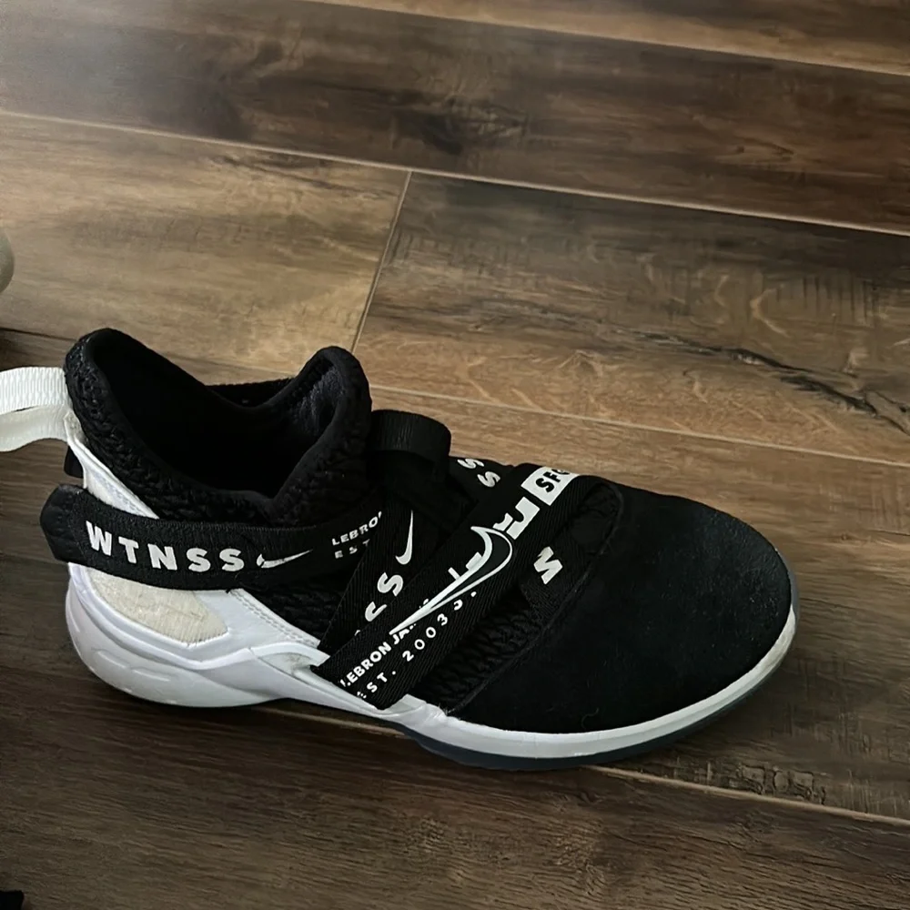 NIKE LEBRON JAMES. BLACK & WHITE WITNESS MID TOP ATHLETIC SHOES‎ size 7Y